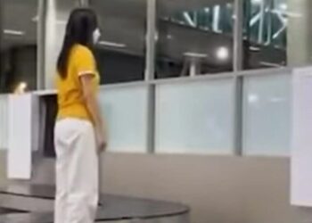 Thêm một nữ hành khách nhảy nhót, quay clip trên băng chuyền ở sân bay