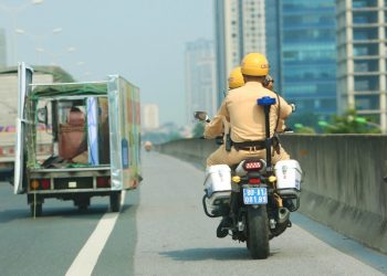 CSGT Hà Nội dẫn đường cho xe taxi chở cháu bé đi cấp cứu