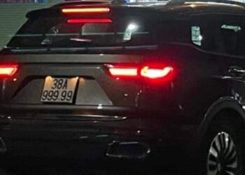 Xôn xao ô tô biển “siêu vip” trên đường phố Hà Tĩnh