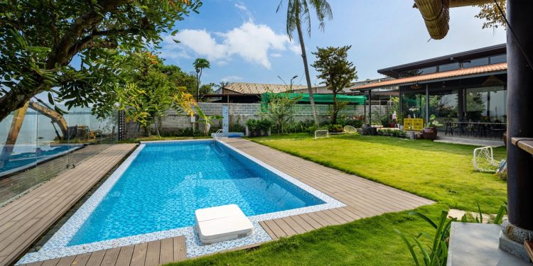 Xây nhà vườn có bể bơi né dịch, chàng trai tự thiết kế rẻ và đẹp lung linh