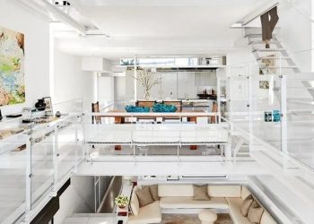 Tường kính và nội thất tông trắng trong ngôi nhà “view” sông tuyệt đẹp