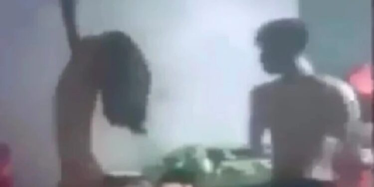 Vụ bé gái bị trói, đánh: Bố đánh con gái, bắt con trai quay video?