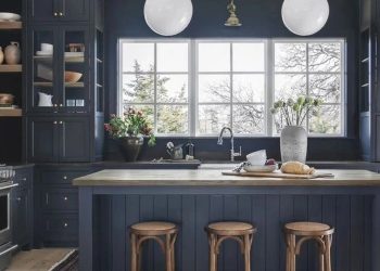 Nội thất căn bếp màu xanh đen với view tuyệt đẹp ra núi rừng