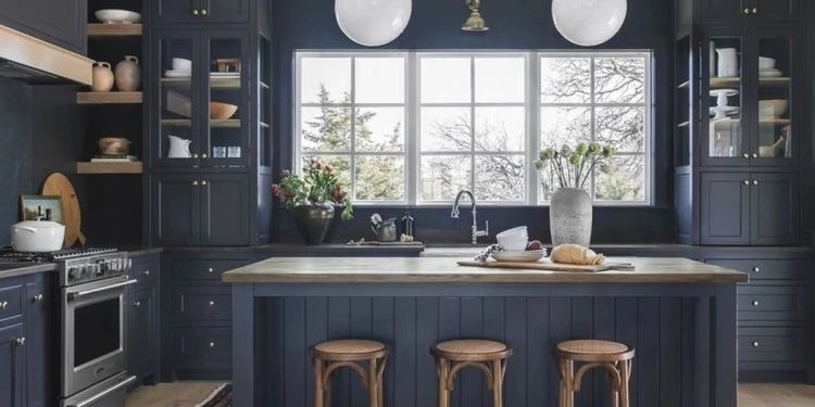 Nội thất căn bếp màu xanh đen với view tuyệt đẹp ra núi rừng